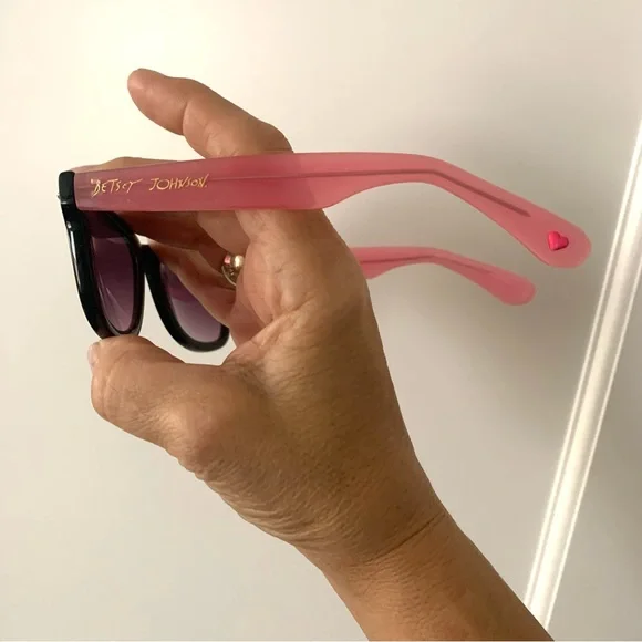 Betsey Johnson cute women’s sunglasses with pink arms - Picture 3 of 8